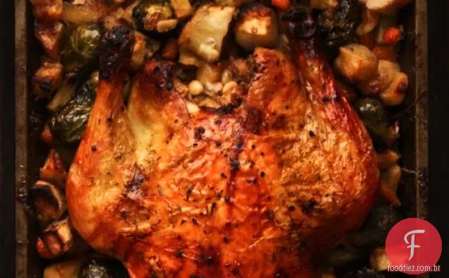 Frango assado com legumes de Inverno e um recheio de pinhão