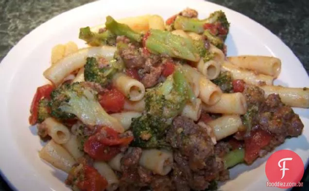 Ziti com salsicha e brócolis
