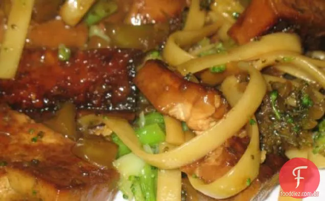 Macarrão asiático e brócolis
