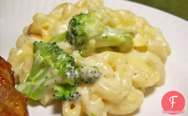Caçarola de macarrão e brócolis