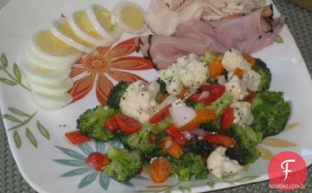 Salada de couve-flor e brócolis com molho de sementes de papoula
