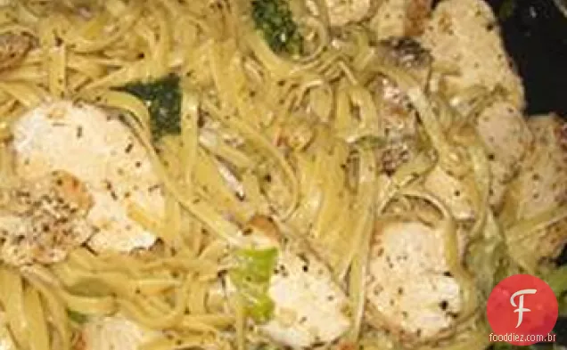 Espaguete com brócolis e frango