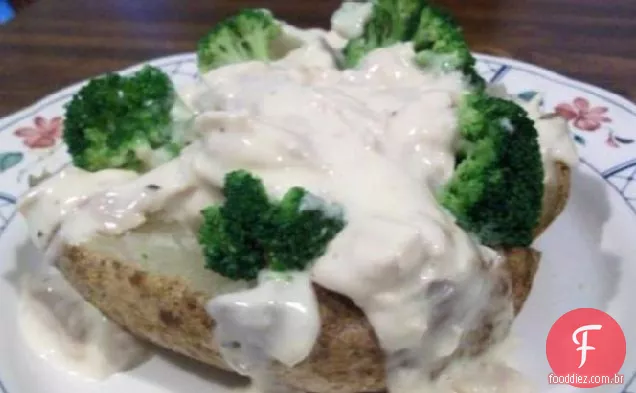 Jantar De Brócolis de frango em um Tater