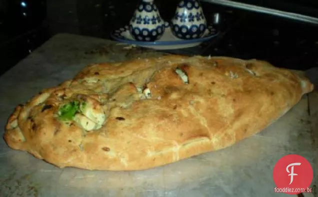 Frango, queijo e brócolis Calzone