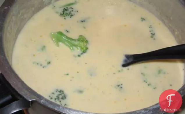 Sopa de queijo e brócolis