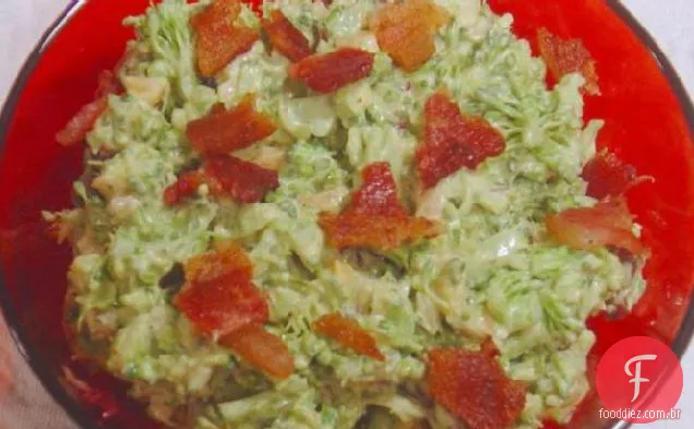 Salada de brócolis com queijo com Bacon e castanha de caju