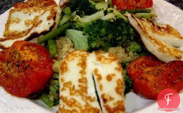 Cuscuz temperado com Halloumi grelhado e vegetais cozidos no vapor