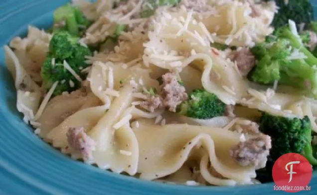 Macarrão De Brócolis Com Salsicha