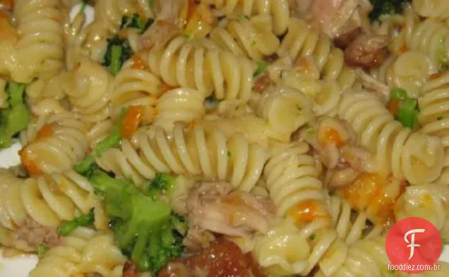 Salada De Macarrão Com Laço De Frango E Brócolis