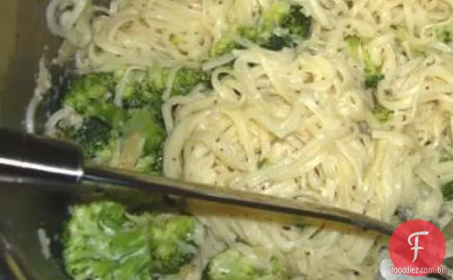 Baixo cal Pesto cremoso com brócolis e cabelo de anjo