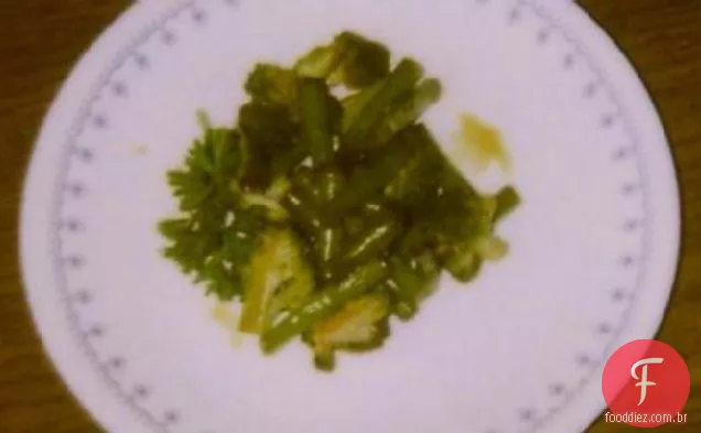 Vegetais verdes com molho de gergelim e gengibre