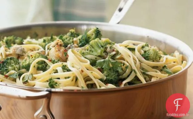 Linguine com molho de molusco branco e brócolis