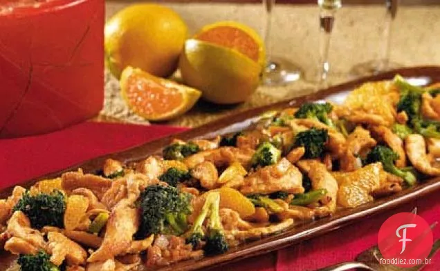 Frango picante de gengibre e laranja com brócolis