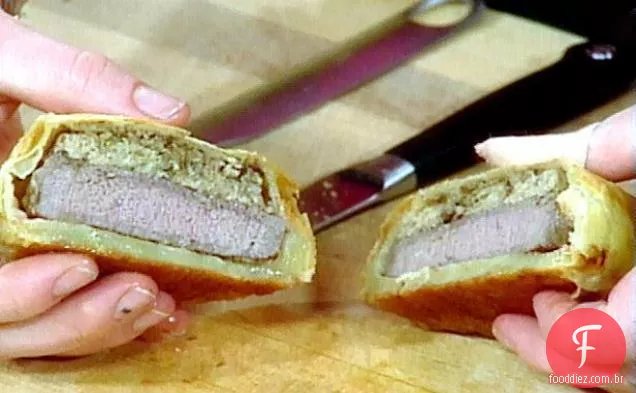 Bem merecido, bem vestido carne individual Wellingtons com lanças de brócolis cozido no vapor