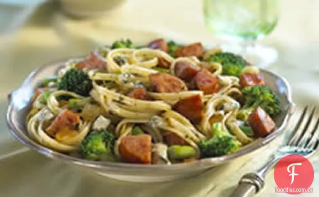 Kielbasa e brócolis Linguine