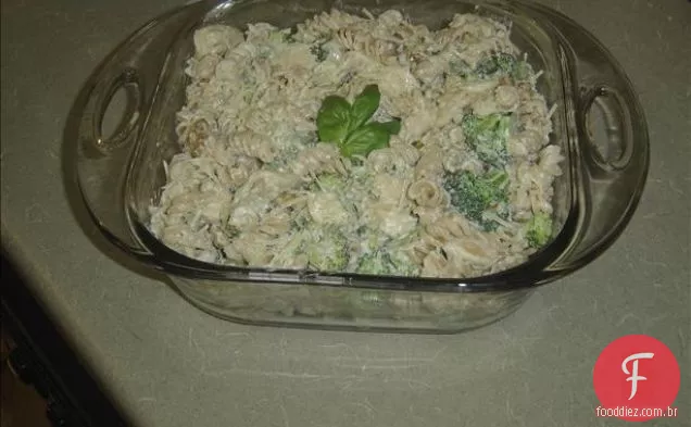 Frango e brócolis Pesto massa Toss