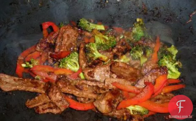 Carne saudável e brócolis salteados