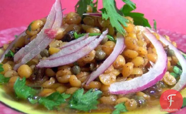 Lentilhas vermelhas picantes com alcaparras e groselhas
