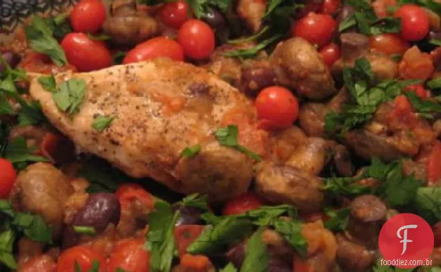 Frango Mediterrâneo com tomate, Kalamata e cogumelos