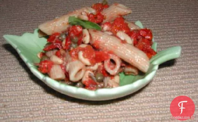 Laços Vestidos Com Molho De Tomate Seco Ao Sol Sem Cozinhar