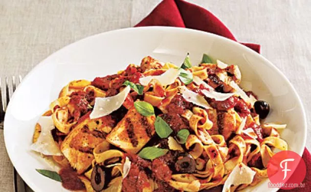 Frango Puttanesca com Fettuccine