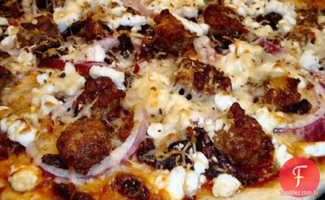 Auberge chouriço, queijo de cabra e Pizza de cebola-crosta fina