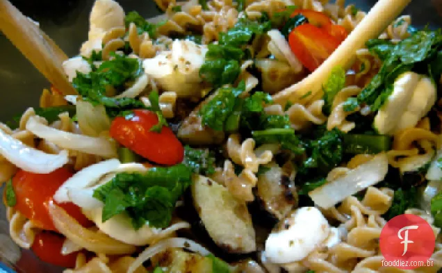 Salada de macarrão com mussarela, tomate seco ao sol e azeitonas