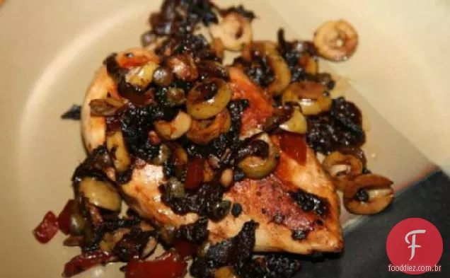 Frango com cebola, azeitonas e alcaparras