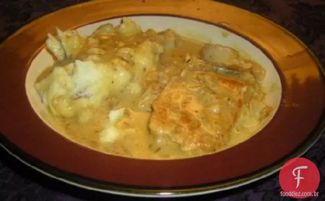 Costeletas cremosas de porco Dijon com maçãs e cebolas