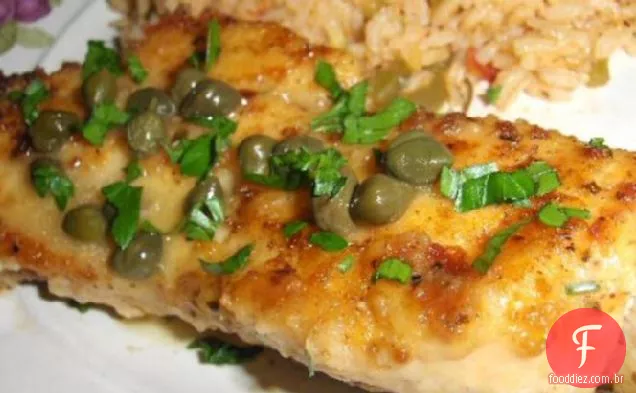Frango Cajun picante com alcaparras e limões