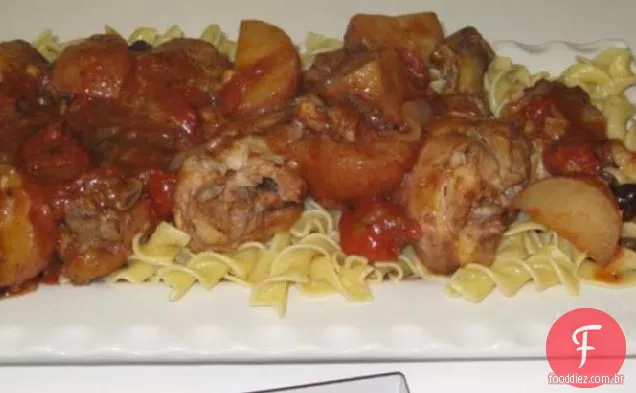 Pernas e coxas de frango espanholas com azeitonas e alcaparras