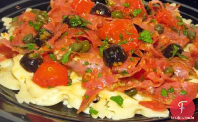 Tagliatelle com salame, azeitonas e tomates assados no forno