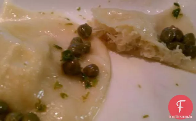 Ravioli De Caranguejo Enchendo Com Manteiga De Alcaparras De Limão