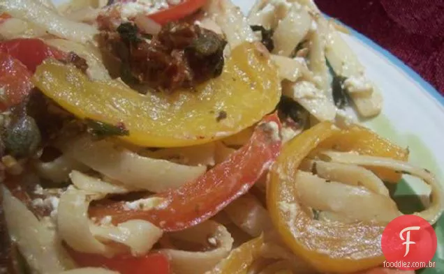 Fettuccine com queijo de cabra e pimentão