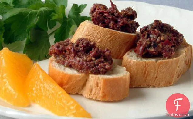 Croutons com tapenade de laranja e erva-doce