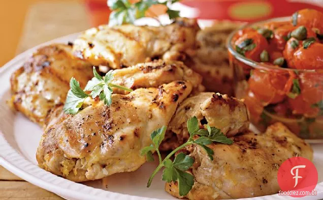 Coxas de frango grelhado com tomates de Uva assados