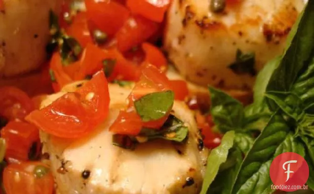 Vieiras grelhadas cobertas com Bruschetta na torrada