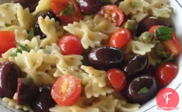 Tomate, manjericão e macarrão com Gravata borboleta