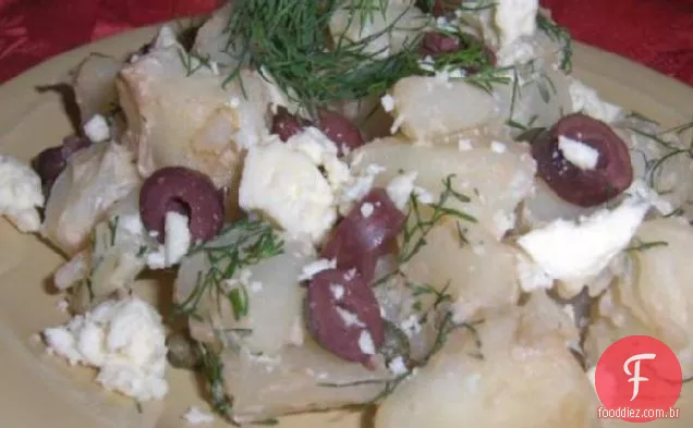 Salada de batata com queijo Feta e azeitonas