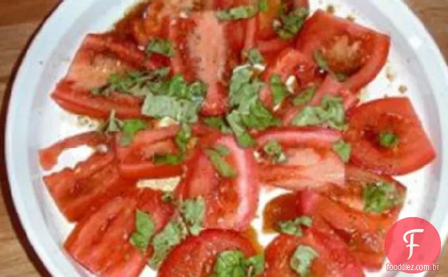 Salada de tomate fatiada com alcaparras e manjericão
