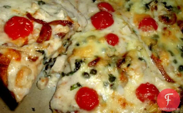 Pizza branca com cebola caramelizada e frango