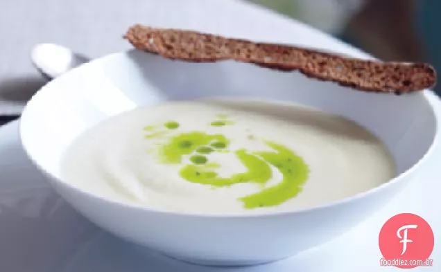 Sopa de couve-flor com óleo de Cebolinha e Crostini de centeio