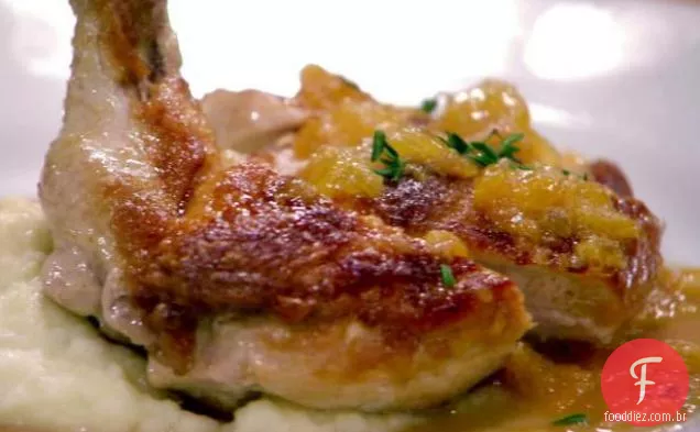 Peito de frango com Clementinas, pássaro Tailandês Chile e Yukon ouro e purê de couve-flor