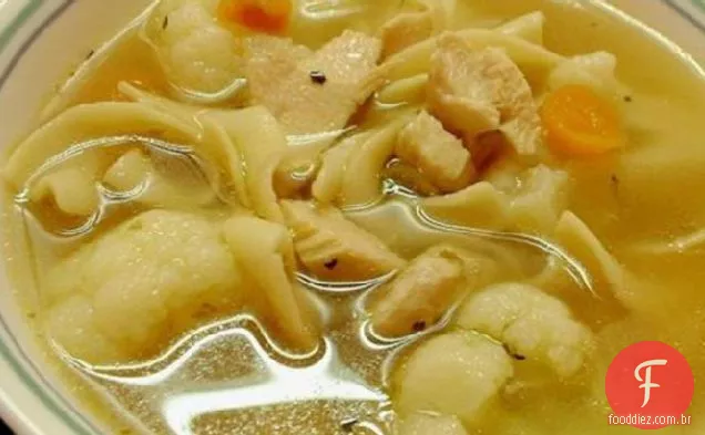 Sopa de frango, legumes e massas