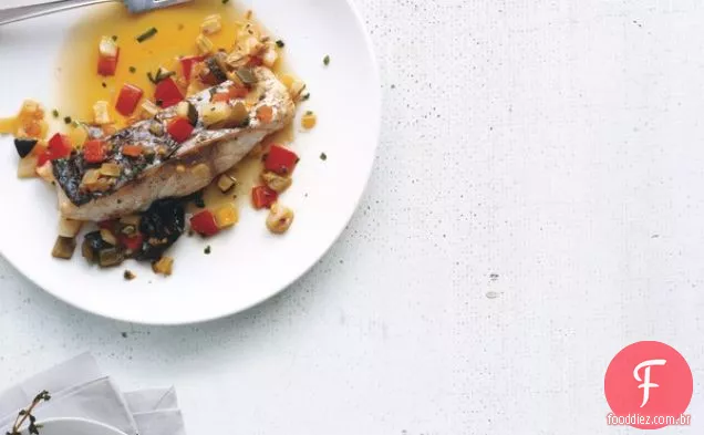 Robalo com legumes marinados