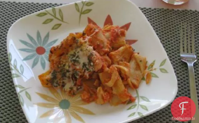 Rigatoni assado com couve-flor em um molho rosa picante