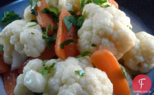 Cominho-salada marinada de couve-flor e cenoura