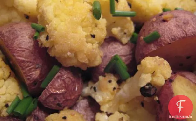 Batatas assadas e couve-flor com cebolinha