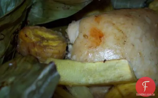 Frango e coco em folhas de bananeira