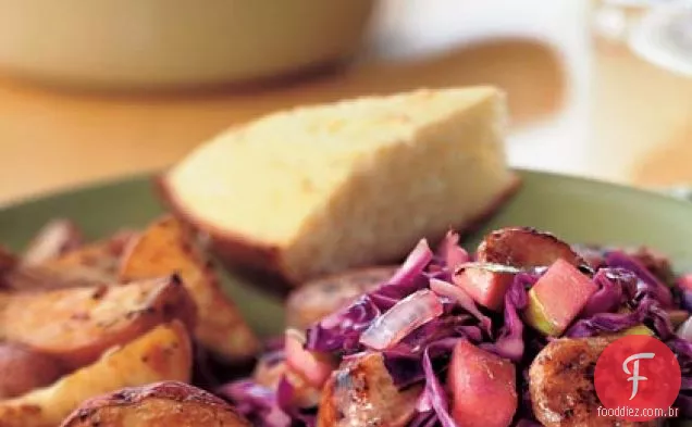Salsicha e repolho roxo
